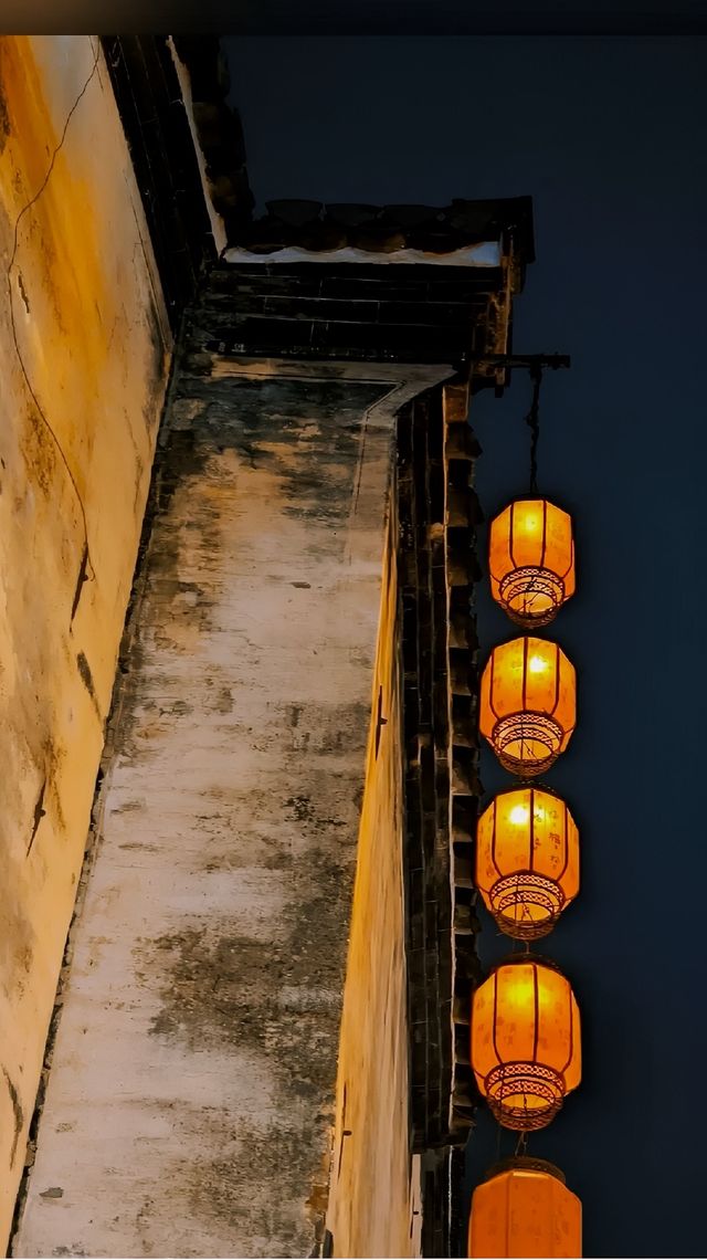 踏入古城，青石板路蜿蜒向前，彷彿在訴說著古老的故事