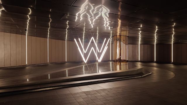 暗黑風格嘅墨爾本W酒店驚喜套房，泳池都幾型