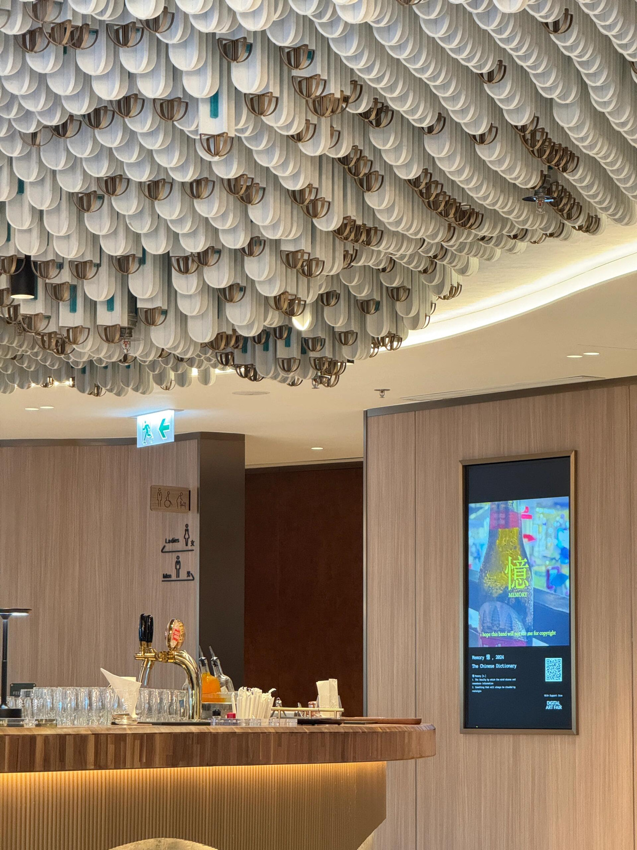 To make the most of my credit card annual fee, I arrived at the Kyra Lounge in Hong Kong Airport three hours early during a business trip, and the experience was absolutely divine✨

The moment you step in, the vibe is super chill. The modern minimalist design combined with a cozy atmosphere instantly puts you at ease, even if you're there for work. The highlight? The food exceeded all expectations! From Hong Kong-style snacks to Western desserts, the counters are fully stocked. The baked pork chop rice is so fragrant it makes you want to stomp your feet, and the sesame soup is a dream come true for Cantonese dessert lovers 🥳. Unlimited coffee and drinks add a touch of afternoon tea ritual to your wait.

For workaholics, the details are a delight: ultra-fast Wi-Fi (speed tested at 60Mb/s) and plenty of charging stations. Plus, you can directly access Google Drive in Hong Kong, making meeting deadlines stress-free.

The only minor downside is that it can get a bit crowded, feeling like an airport version of a "co-working café." But that doesn't stop it from being my top airport lounge pick! I'll definitely revisit next time I'm at Hong Kong Airport—try it, and you'll be hooked!