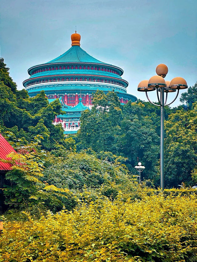 親愛嘅朋友們，嚟到重慶點可以錯過標誌性嘅重慶人民大禮堂呢？