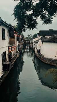 - 夜泊山塘，醉入姑蘇