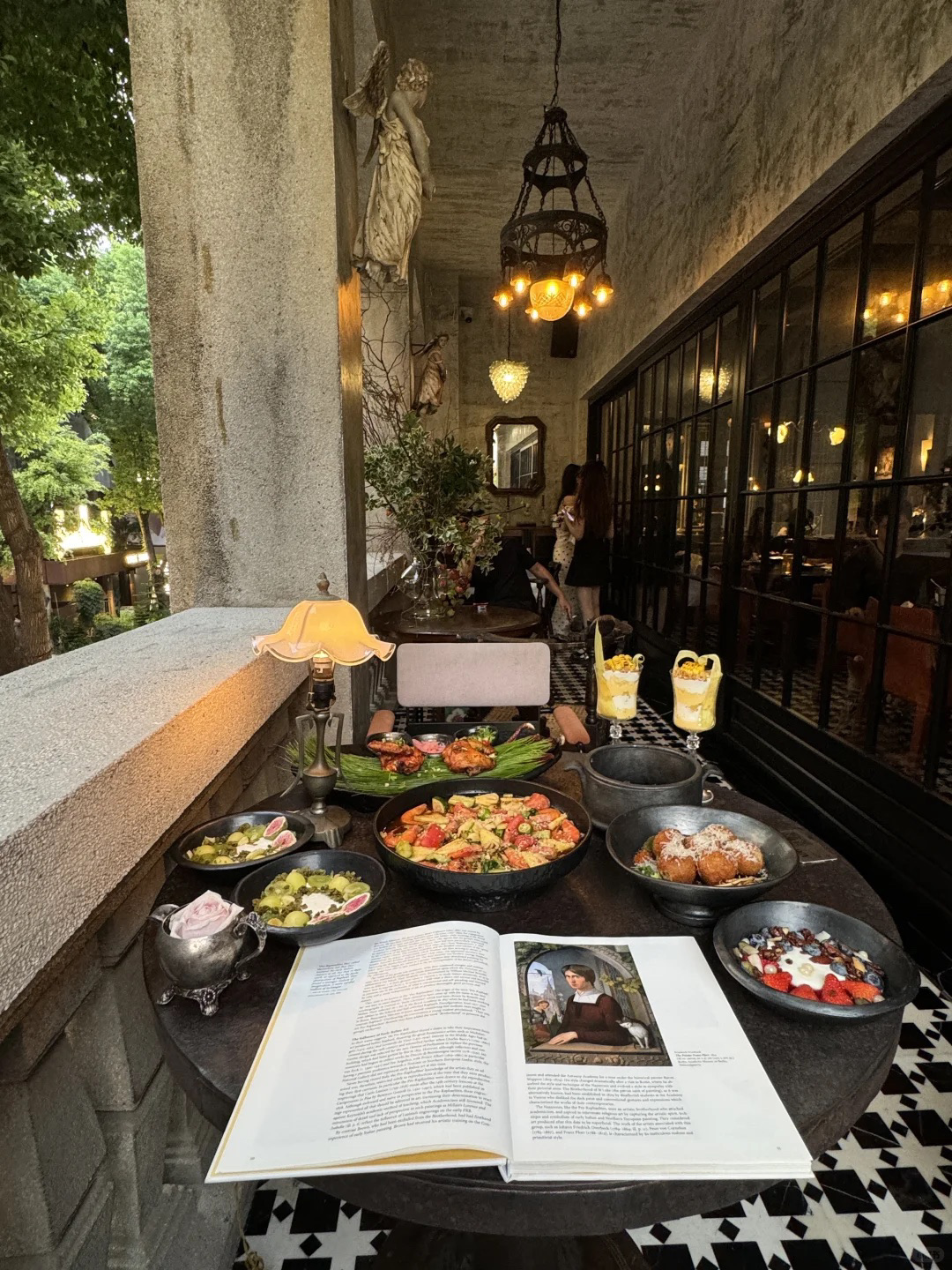 #9月好去處2025
最近喺武漢挖到間寶藏小店,入到去第一感覺就係「好溫馨」!環境舒服到坐低就不想走,無論同朋友傾計定拍拖約會都超啱~😌
最驚喜嘅仲有菜品!本以為靚環境嘅店味道會一般,點知試完完全反轉印象——每樣餸都夠味又好食,完全唔會得個「靚」字!食飯嘅時候周圍氣氛又好,唔會太嘈,慢慢嘆住嘢真係好治愈~✨
如果喺武漢想搵間舒服嘅店食飯,或者諗住同另一半約會,呢間真係可以試下!唔使刻意營造感覺,坐低就有種好自在嘅氛圍,食得開心又舒服,下次一定再嚟試多几款餸~😋