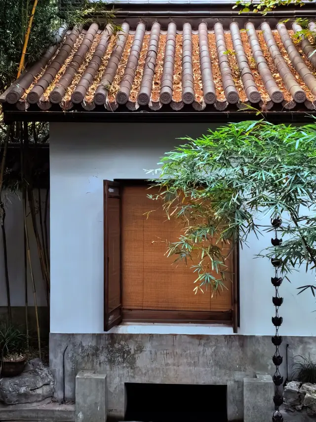 Orchid Room: Elegant charm flows through the courtyard, and the subtle fragrance of orchids permeates the ancient garden.