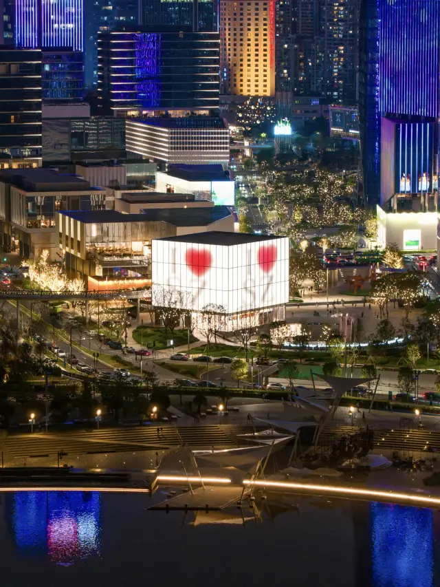 The Moments feed is going crazy—this is really not abroad! It's Shenzhen Houhai