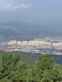 在雲與城的褶皺裡,撞見十萬人間煙火