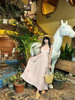 A restaurant I blindly rushed into in Lijiang with my friends! It was so beautiful I was speechless.