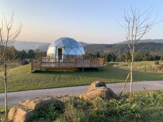 Место для фото на лугу Циннин