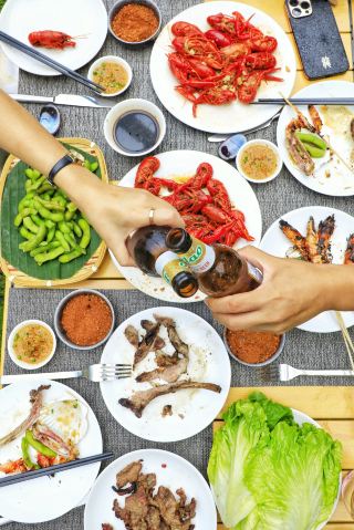 ท่องเที่ยว || สัมผัสประสบการณ์บาร์บีคิวสุดโรแมนติกและไม่เหมือนใครท่ามกลางสายฝนในซีซวงปันนา