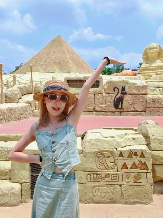 I really love coming to Window of the World 🇫🇯🇦🇪🇹🇱🇪🇨🇹🇬
So much fun to explore ✈️ See the world without leaving the country 🗼🗽🌍
I was pleasantly surprised again this time 👐🏻
The Pyramid area has been fully renovated. It's super photogenic 📸
With Children's Day approaching 6️⃣1️⃣🍼🧒🏻
It's a huge win for moms and dads—perfect for both science education and taking the kids out.
Fun science experiments and time magic shows 🔅🧪🪄🧙
It's so lively❕ Waiting for the little ones to come and find the answers ☑️
(And the best part: Caesar Palace has air conditioning, hehe) 🤗
Not only are there great-looking NPC parades 💂🏻♀️🌸🚗🦸🏻♂️
But also the humorous and quirky Uncle Erdan ⭕️👨🏻🦱
He looks a bit fierce, but he's super charismatic when he talks,
Funny and down-to-earth, full of contrast, hehe 😁
A super witty parenting comedy blogger 🎤🤠
If you're tired from walking, taking photos, and laughing, head straight to Happy Water World 💦💦💦
Sunlight sparkling on the water ☀️ Dinosaur-shaped slides 🦖🝝
Kids can have a blast—summer fun 💧🫧
Outdoor travel tips: Remember to protect yourself from mosquitoes and the sun ☀️