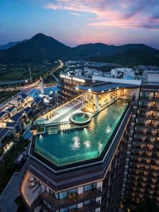 Infinity pool high above | 7,500 sqm heated water park