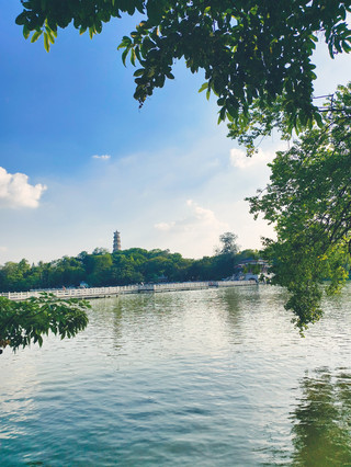 Danau Barat Huizhou, meskipun merupakan kawasan wisata kategori 5A, pengalaman di sana sangat padat dan penuh sesak.