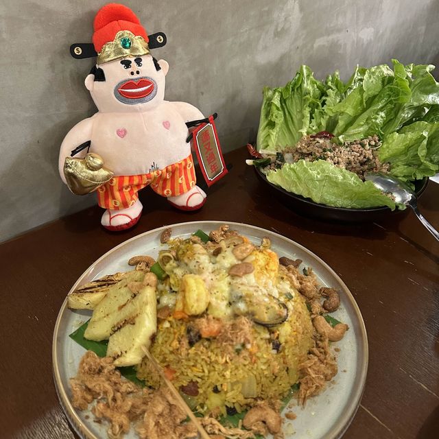 大麻成與三傻享用惹味地道泰國菜
