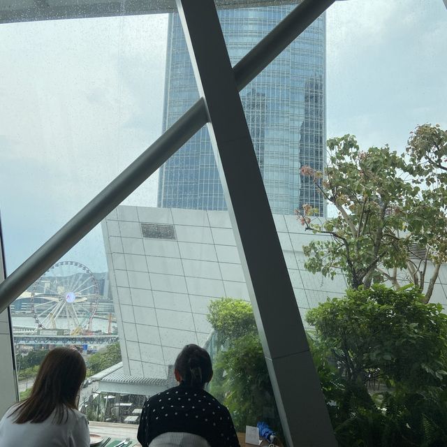 環境很好！可以欣賞維多利亞港，港灣美景！