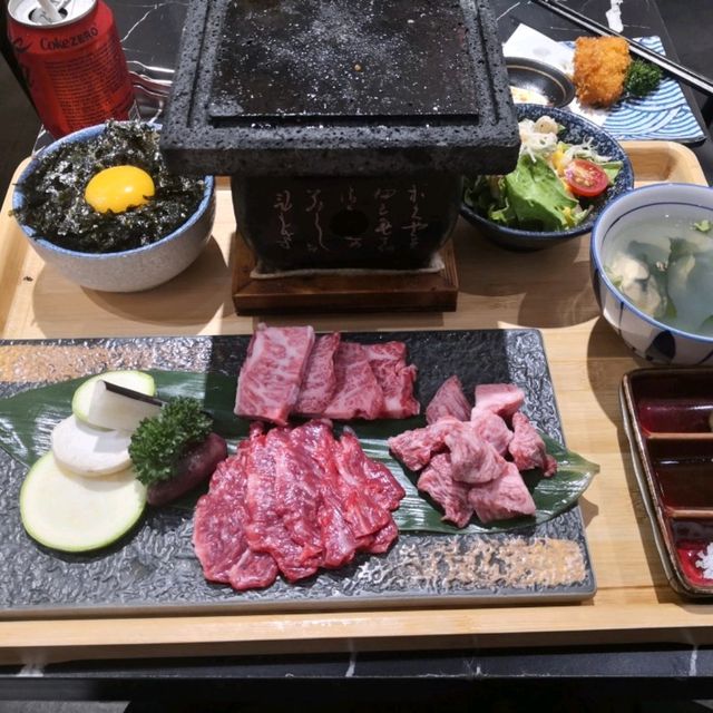 日式⽯燒和⽜專⾨店CP值極高