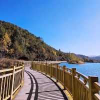 Discover stunning autumn in Jingtan Lake