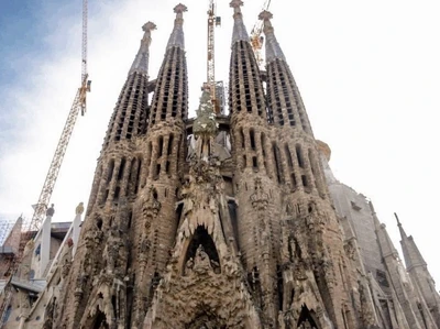 곡선으로 만 존재하는 가우디가 만든 사그라다 파밀리아 성당 ⛪️ | 트립닷컴 바르셀로나 트래블로그