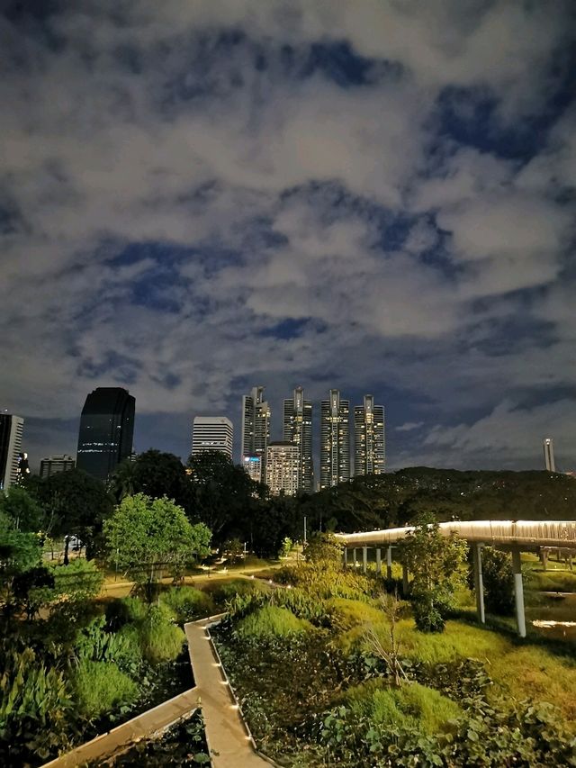 ถ่ายรูป  เช็คอินที่สวนเบญจกิติ 