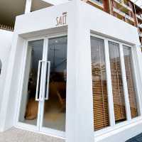 STIRR Coffee ร้านคาเฟ่วิวทะเล ริมหาดแสงจันทร์
