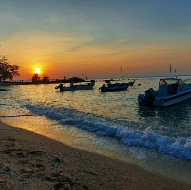 พระอาทิตย์ตก ที่หาดลับ พัทยา