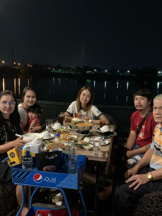 ร้านเป่าปากชามกะลา กำแพงเพชร บรรยากาศริมแม่น้ำปิง