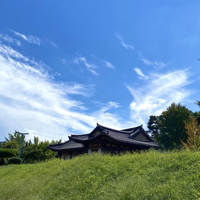 아름다운 호수를 보며 즐기는 여유로운 산책, 충주 중앙탑