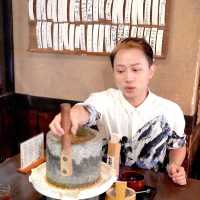 梅田「芭蕉庵」有一個超好玩的石臼體驗活動，可以自己動手用石臼磨黑豆，製作美味的黑糖蕨餅