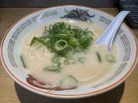 福岡・博多。博多駅のホームでラーメンが食べられる『まるうまラーメン ぷらっと博多No.1』