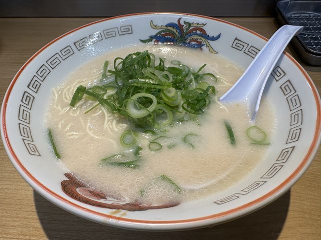 福岡・博多。博多駅のホームでラーメンが食べられる『まるうまラーメン ぷらっと博多No.1』