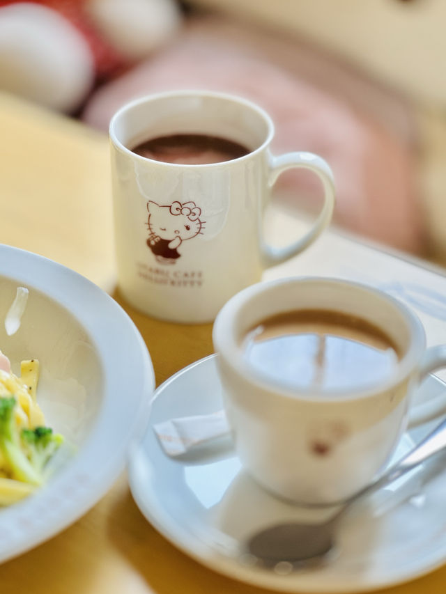 超可愛Hello Kitty Cafe陪你用餐