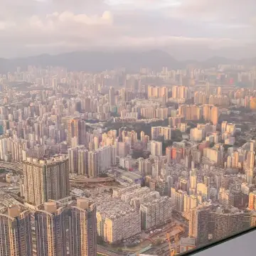 在 skydeck 100 HK 飽覽 360 度百萬美景