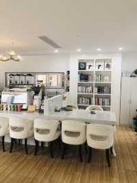 【深圳】大梅沙8號倉outlet：透明玻璃屋圖書館，適合閱讀和品嚐咖啡