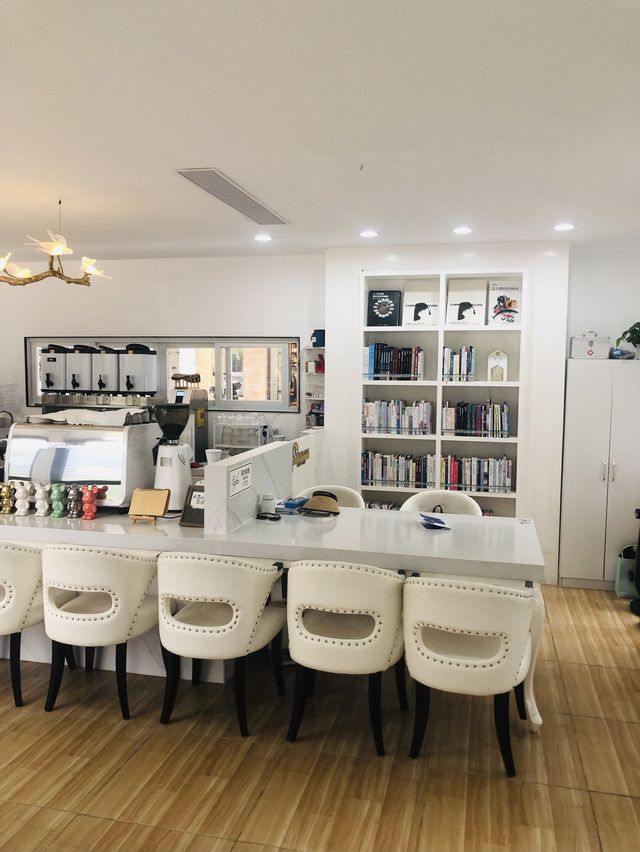【深圳】大梅沙8號倉outlet：透明玻璃屋圖書館，適合閱讀和品嚐咖啡