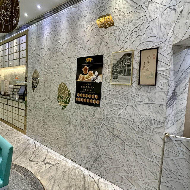 【香港・銅鑼湾】ミシュラン一つ星の老舗のお粥と麺類の専門店「何洪記粥麵專家」