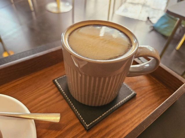 A nice retro cafe at Haebangchon, Cozydomz