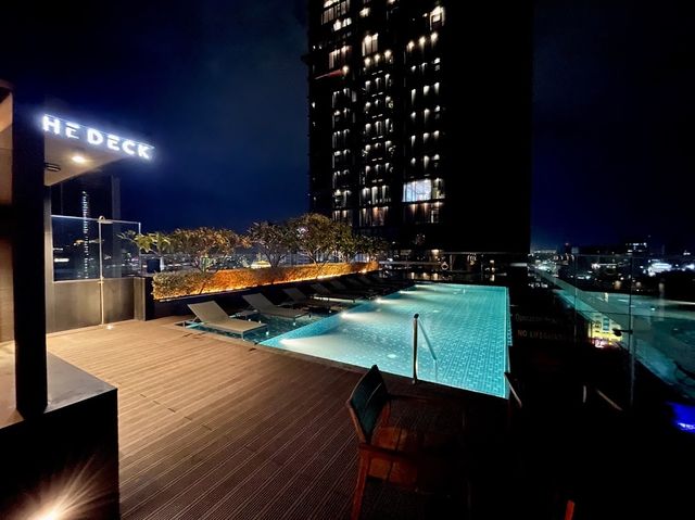 코트야드 프놈펜 완벽한 위치와 편의 시설! 🏊‍♂️