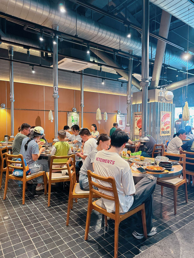 講起深圳烤活鰻魚專門店，最近試咗🌟姜虎東白丁烤肉🌟餐廳裝修走韓風路線🇰🇷搭配埋另一主打烤肉🍖🍗食物夠哂豐富，即刻介紹俾大家👏🏻👏🏻