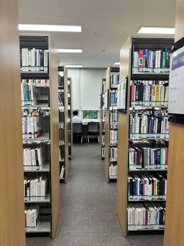 광주 푸른숲을 보며 책읽기 좋은 도서관,상록도서관