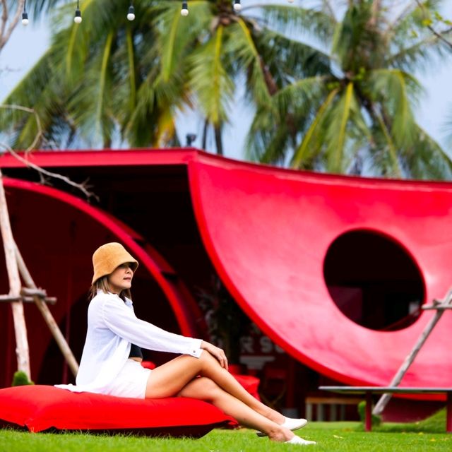 คาเฟ่สีแดง ริมหาดนาจอมเทียน พัทยา