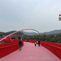 สะพานแดง ในป่าเมืองจีน深圳树林里的红色桥