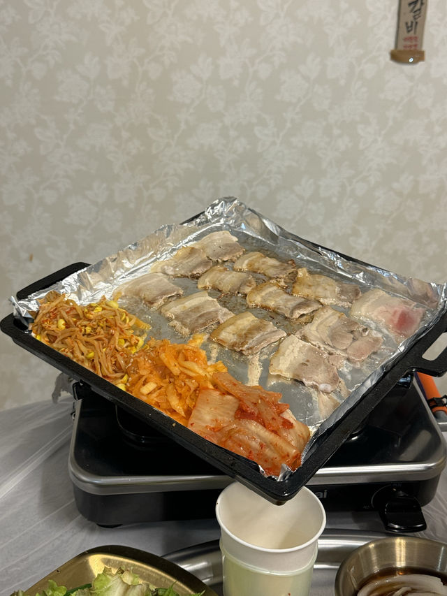 레트로한 감성의 냉동삼겹살 맛집