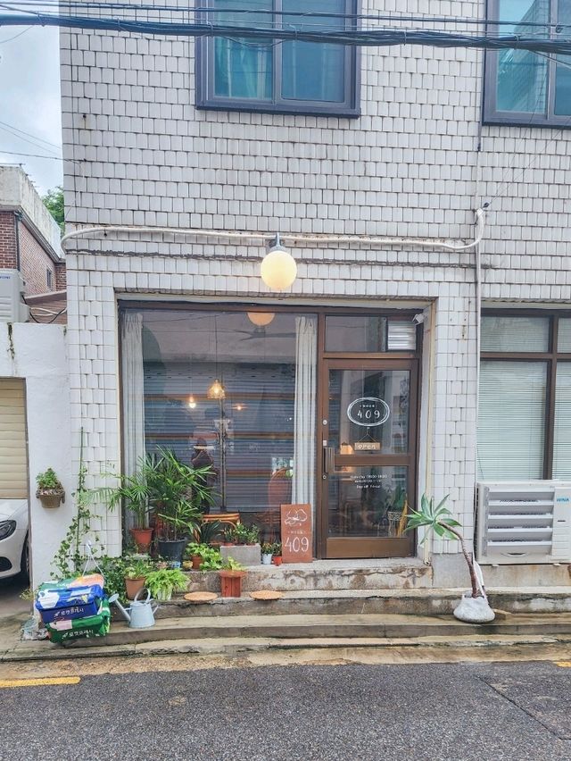 아담한 책방 분위기를 즐길 수 있는 < Nook409 >