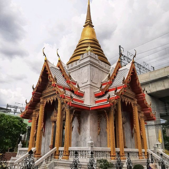 สักการะหลวงพ่อพุทธสุโขอภิโรจนะ ณ วัดเสมียนนารี