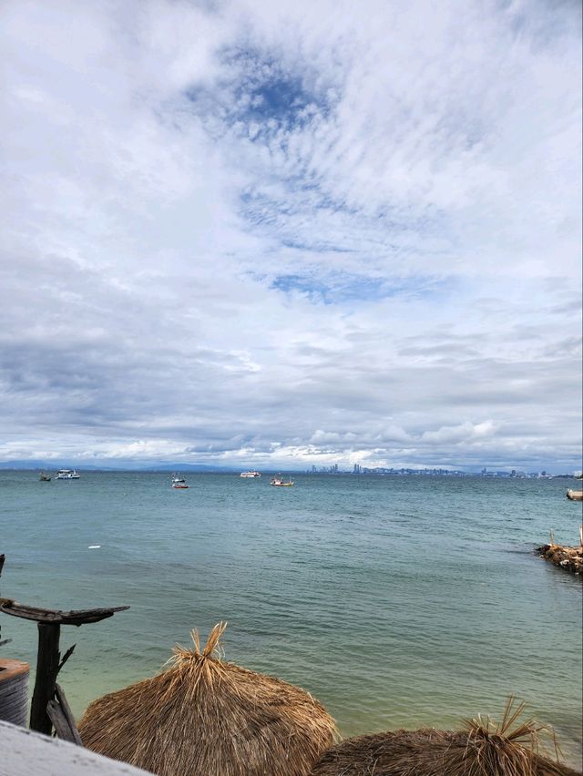 NAIA Resort Koh Larn ทะเล สระว่ายน้ำ บรรจบกัน