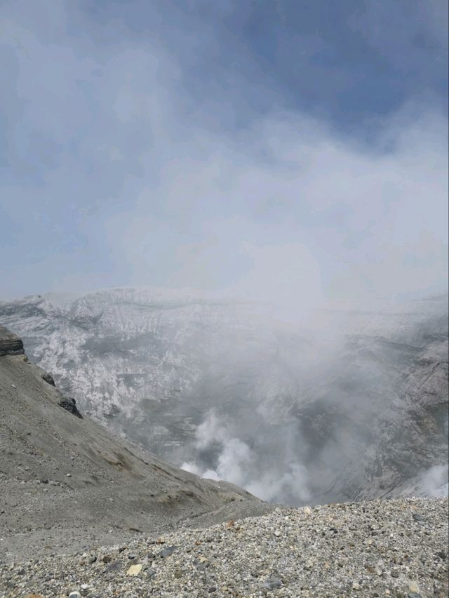 ภูเขาไฟอะโซะ เป็นภูเขาไฟที่ยังคุกรุ่นอยู่