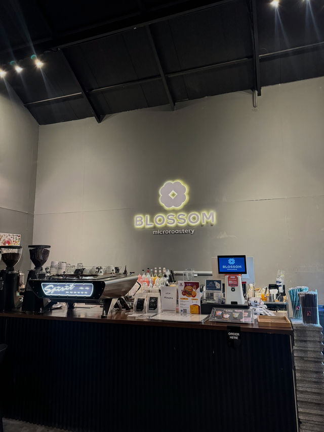 BLOSSOM คาเฟ่โทนสีดำสไตล์เท่ๆ