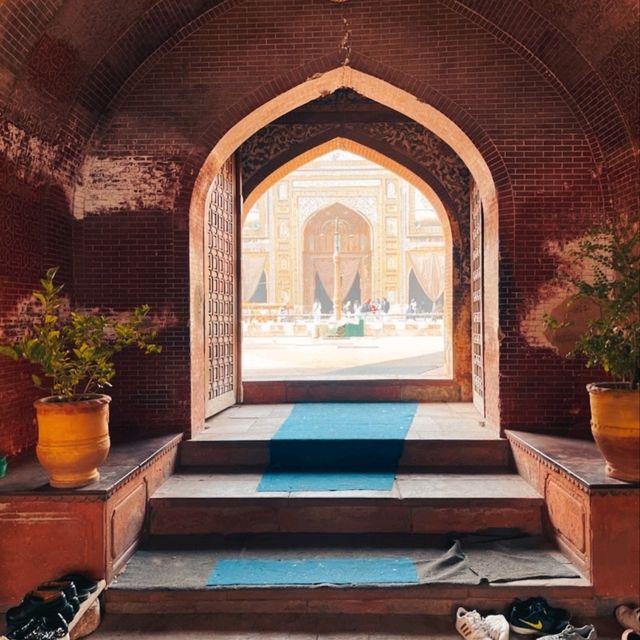  VISITING WAZIR KHAN MOSQUE.