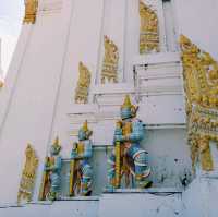泰國曼谷標誌性皇家古跡寺廟景點:Wat Phitchaya Yatikaram Worawihan，雄偉白色巨塔，適合打卡拍照📸。