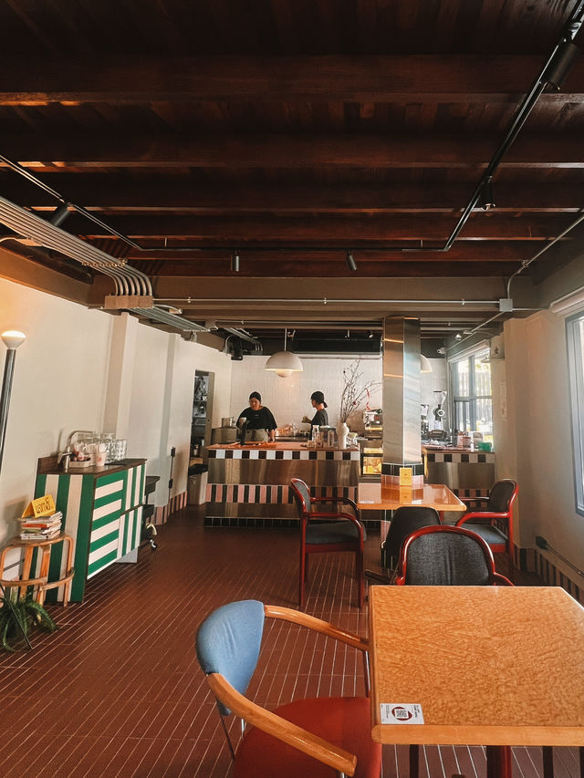 Brown Burgundy— a Mid-Century Style Cafe ย่านรามคำแหง