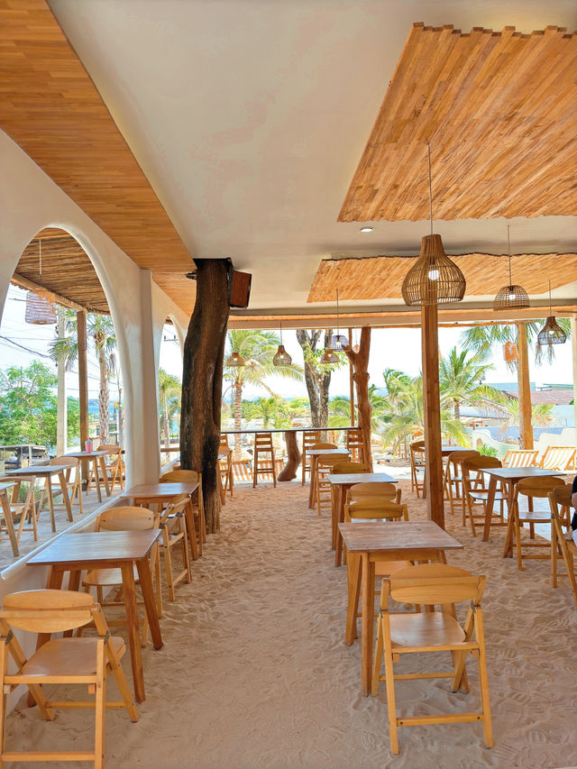 คาเฟ่สไตล์Beach บรรยากาศสุดน่ารักมีน้องหมูวิ่งไปมา
