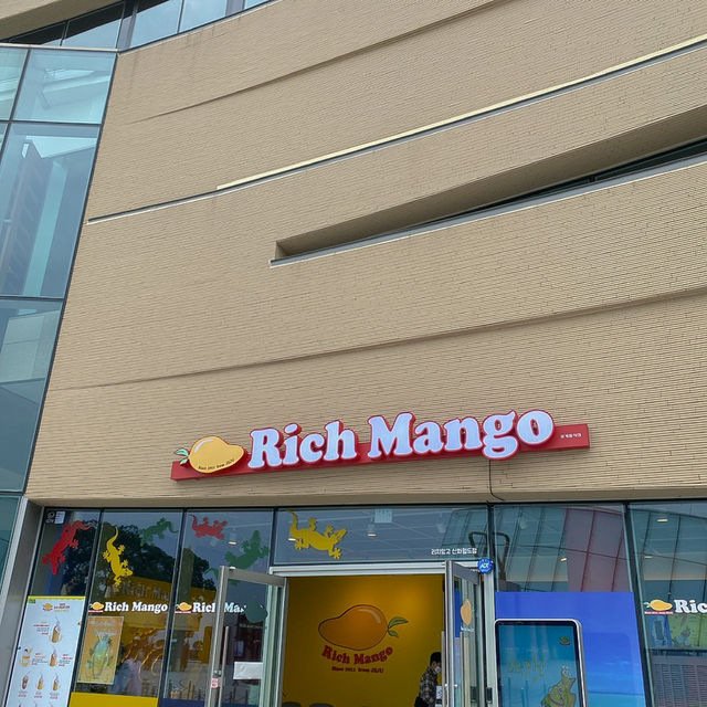 노란색 감성 가득채운 포토스팟 망고카페